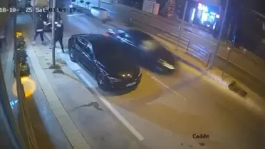 Yalova'da kaza anı kamerada! Otomobil park halindeki araca çarptı, 3 yaya son anda kurtuldu