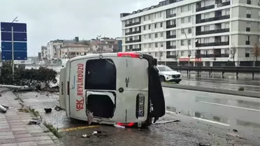 Büyükçekmece'de Minibüs Devrildi: 2 Yaralı