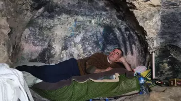Depremden sonra mağarada yaşamaya başlayan adamı yıkan karar