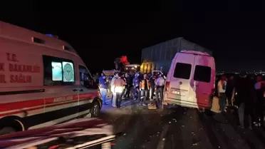 Reyhanlı'da Servis Minibüsü Traktöre Çarptı: 14 Yaralı