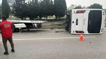 Gaziemir'de Havalimanı Servis Aracı Devrildi