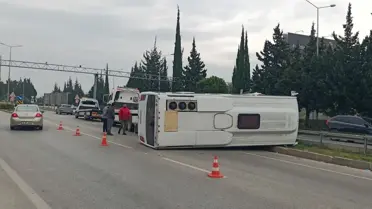 İzmir'de Servis Midibüsü Devrildi, 5 Yaralı
