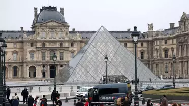 Louvre Müzesi'nde Değerli Mücevher Soygunu