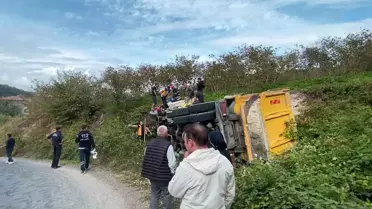 Ordu'da Kil Yüklü Kamyon Devrildi: 2 Yaralı