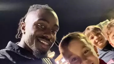 Makoumbou, Çocuklarla Futbol Oynadı