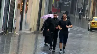 İstanbul'da Sağanak Yağış Zor Anlar Yaşattı