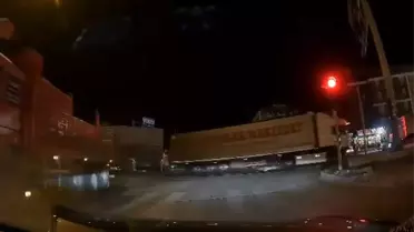 Tırın Kapak Açıldı, Otomobil Kılpayı Kurtuldu