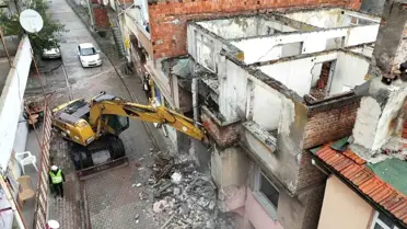 İlkadım'da Metruk Binalara Karşı Yıkım Çalışmaları Devam Ediyor