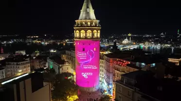 Galata Kulesi Pembe Işıklarda