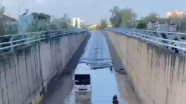 Hatay'da Selde Mahsur Kalan Kadın İtfaiye Ekipleri Tarafından Kurtarıldı