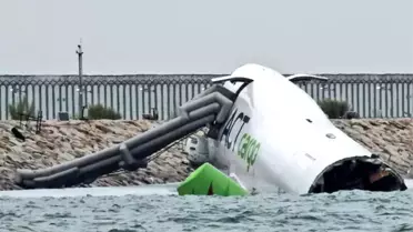 Hong Kong'a inişi sırasında pistten çıkan kargo uçağı denize sürüklendi