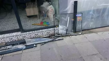 Pendik'te Kontrolden Çıkan Araç Dükkan Girdi