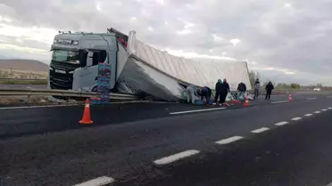 Sebze Yüklü Tır Devrildi: Sürücü Yaralandı