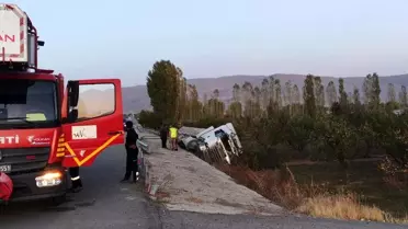 Van'da Tır Şarampole Yuvarlandı