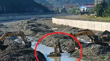 Ayancık'ta İş Makinesi Suya Gömeildi