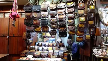 76 Yaşındaki Usta, El Yapımı Çantalarıyla Geleceği Yaşatıyor