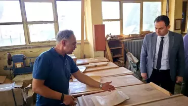Gelibolu'da Öğrenciler Sıra ve Masa Üretiyor