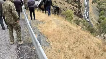 Uçuruma Düşen Kamyon Askeri Vinçle Kurtarıldı