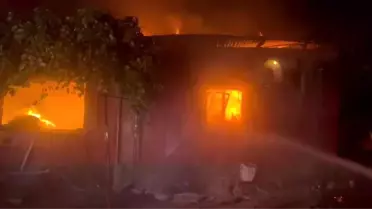 Ceyhan'da Arazöz Devrildi, 2 İtfaiyeci Yaralandı