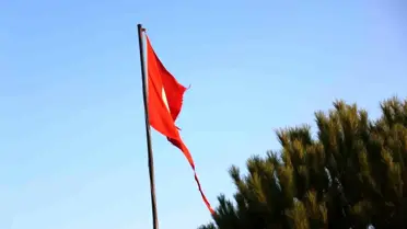 Yırtık Bayrak Tepki Topladı