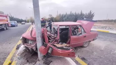 Aydınlatma direğine çarpan otomobilin sürücüsü öldü, eşi yaralandı