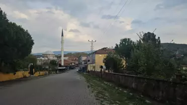 Katil Zanlısının Bebeğine Bakmış