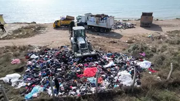Mersin'de Kıyıya Dökülen Tekstil Atıkları Temizlendi
