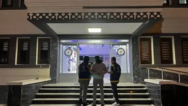 Tarsus'ta Park Halindeki Araçlar Yakıldı