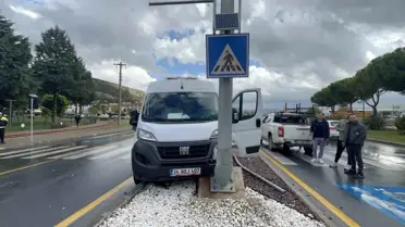 Muğla'da Minibüs Elektrik Direğine Çarptı