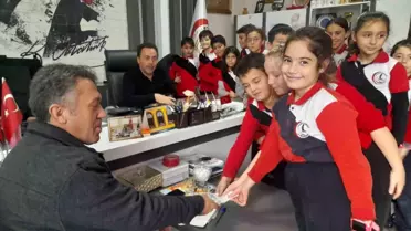 Öğrenciler Gazze İçin Bileklik Yapıyor