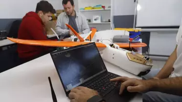 Öğrenciler Model Uçak Yapımını Öğreniyor