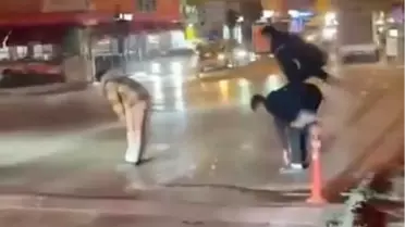 Bursa'da Gençler Caddede Birdirbir Oynadı