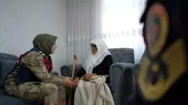 97 Yaşındaki Rabiye Nine'ye Jandarma Ziyareti