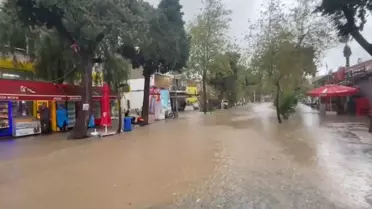 Foça'da Sağanak Yağış Hayatı Olumsuz Etkiledi