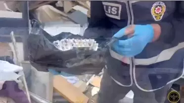 İzmir'de Uyuşturucu Operasyonu: 2 Tabanca ve Miktar Para Ele Geçirildi