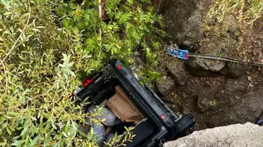 Otomobil Köprüden Uçtu, 2 Yaralı