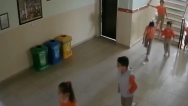 Öğrencilerden örnek davranış: Geri dönüşüm kutusuna attılar