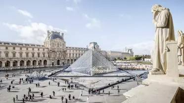 Louvre Müdürü İstifa Etti