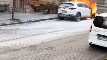 Sultangazi'de Park Halindeki Araç Yangın Çıkardı