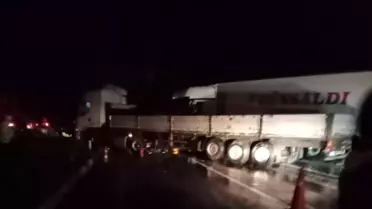 Buldan'da Yağışlı Yolda Tır Kazası