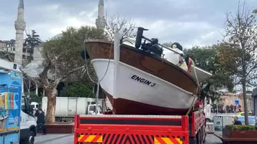 İstanbul'da Yolcu Motoru Balıkçı Teknesine Çarptı