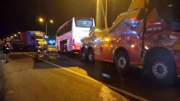 Bozüyük'te Otobüs ile Tır Çarpıştı: 20 Yaralı