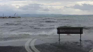 Edremit'te Lodos Sebebiyle İki Balıkçı Teknesi Battı