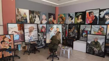 Kadınların Sesini Tuvale Yansıtıyor