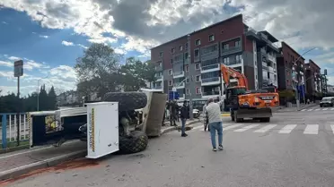Tırın Üzerindeki İş Makinesi Yola Devrildi