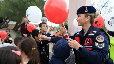 Jandarma, Cumhuriyet Bayramı'nda Öğrencileri Ziyaret Etti