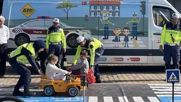 Sakarya'da öğrenciler jandarmanın mobil trafik eğitim aracında bilgilendirildi