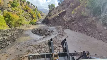 Sason'da Heyelan Sonrası Yol Onarımları Devam Ediyor