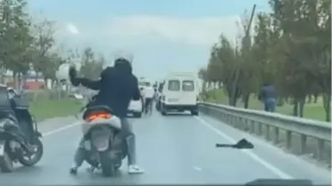 Esenyurt'ta Motosikletten Minibüse Saldırı