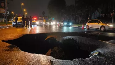 İstanbul'da sağanak nedeniyle yol çöktü, çukura giren taksi ters döndü